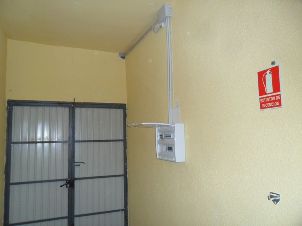 Interior del Gimnasio del CP Jos Ramn Villa - Detalle del nuevo cuadro de acometida e iluminacin.